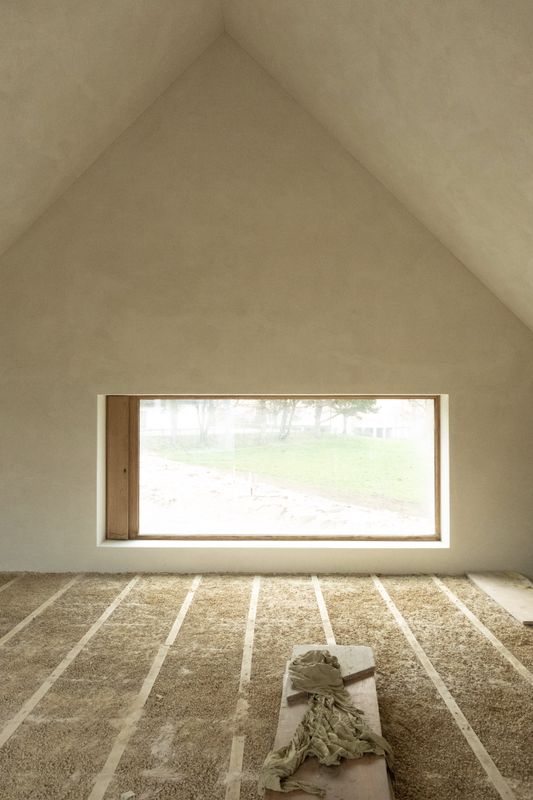 Gässli 5 – Die Schüttung im Boden besteht aus einer Kork, Lehm und Traubentrester und sorgt für Speichermasse. – Allen + Crippa